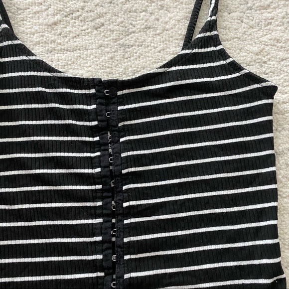 AMERICAN EAGLE Black White Striped Hook Eye Clasp Tank Top - Picture 3 of 6
